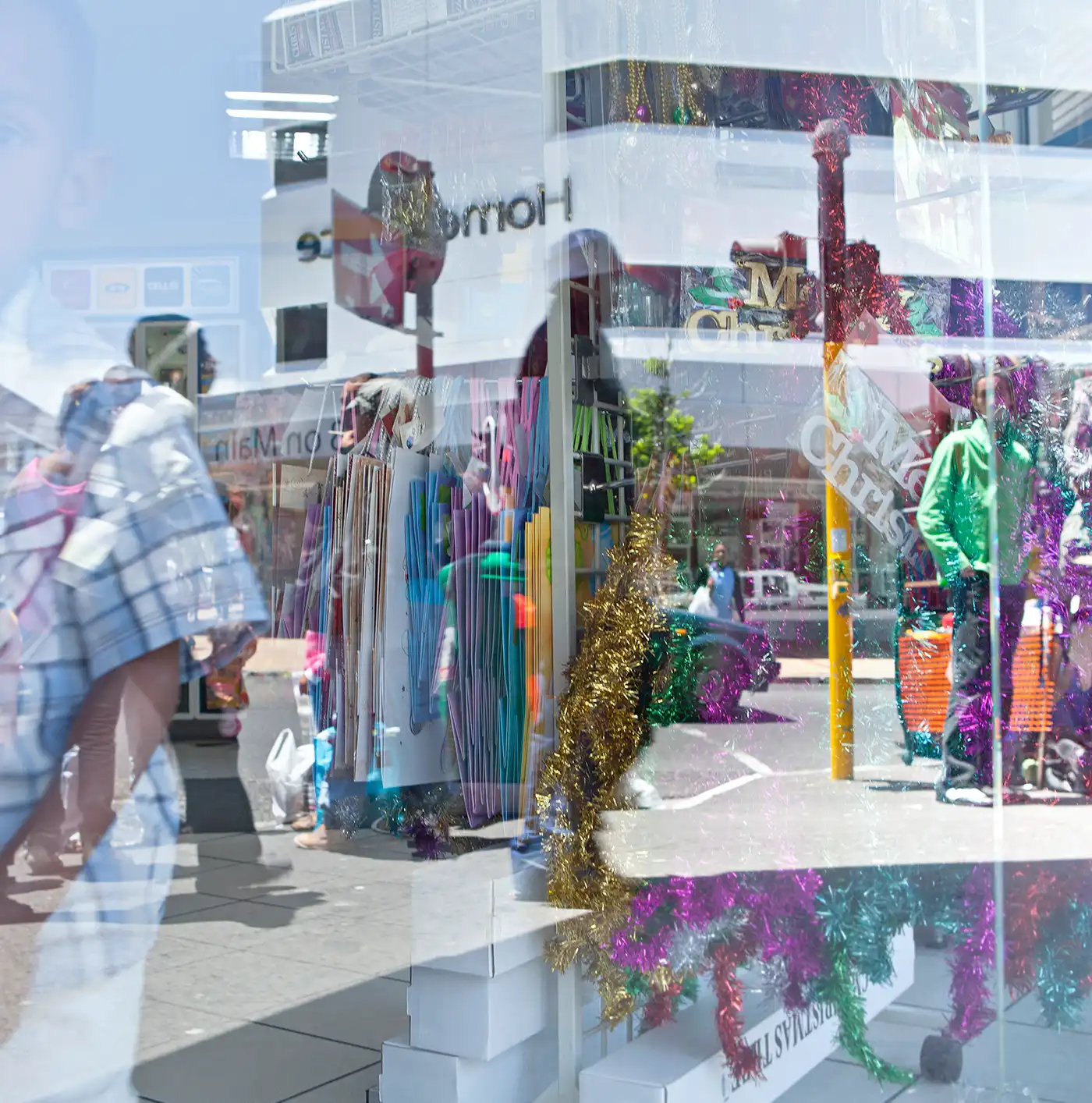 Fotos: Franziska Stünkel, aus der Serie „Coexist“ Spiegelungen und Reflexionen auf Schaufensterglas